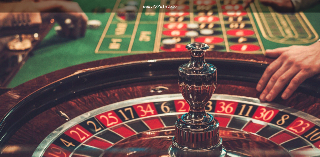 Jogador analisando jogos de cassino online em um celular antes de apostar