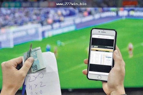 Usuário acessando conta de apostas pelo celular com atenção à segurança do login